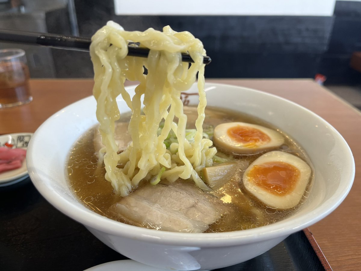 喜多方ラーメン坂内 潮来店(潮来市)

味玉ラーメン
(半ライス無料サービス)

月の仕事が終わり来店です✨
本場の喜多方までは遠方ですが、坂内の味が茨城でも味わえるのは良いですね❗

塩にに近い醤油味、太ちぢれ麺の王道な喜多方ラーメンでした😆