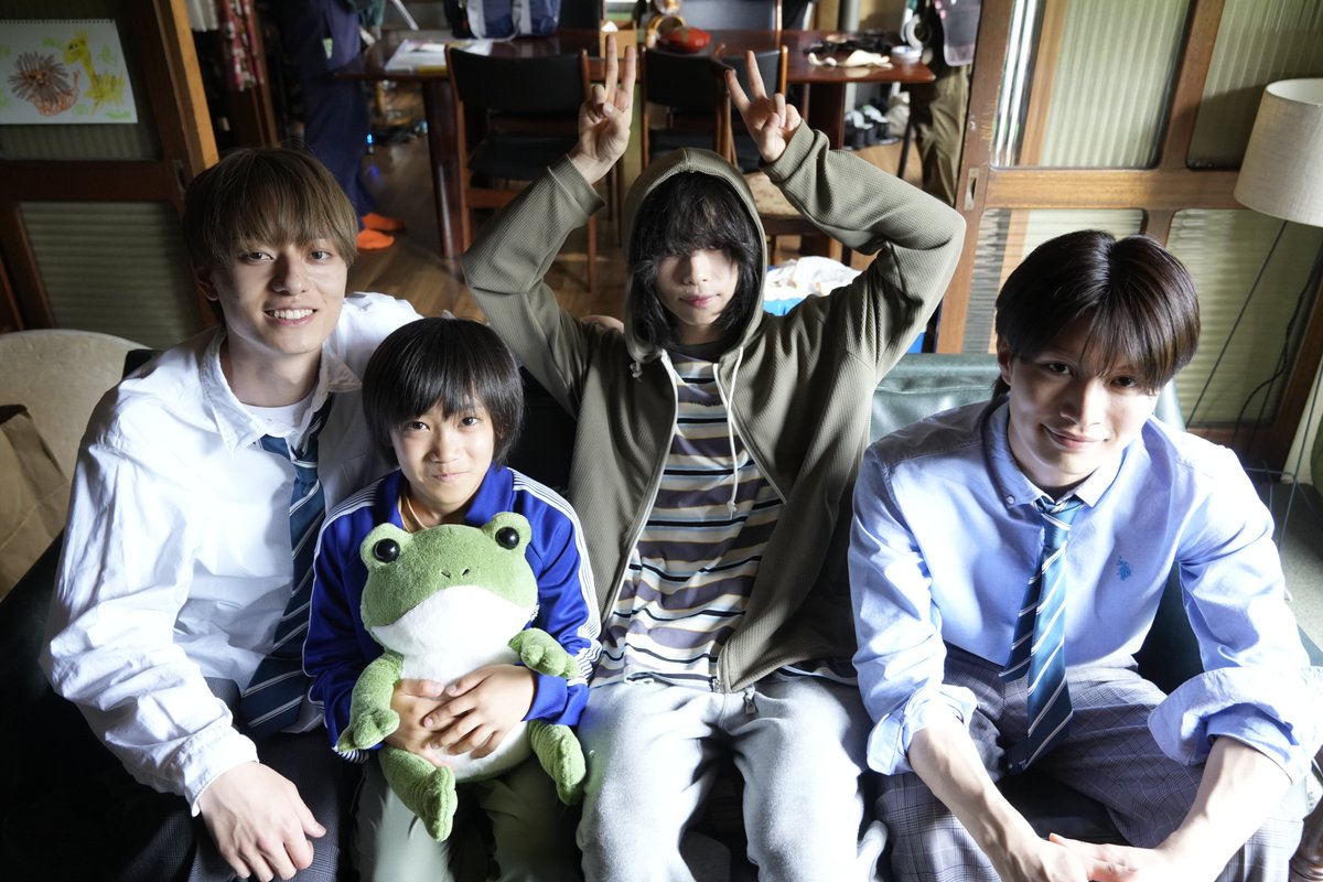 uchioto_movie's tweet photo. ⊹₊ ︵🏠
#うち弟
場面写真解禁
　　　　🫧₊˚⊹

まるで本物の4兄弟✨
成田家の兄弟愛が伝わるほっこり場面写真
＆仲良しオフショットを解禁⋆*❤︎

他の写真は👇
https://t.co/JrzNjsSm1y

#うちの弟どもがすみません
12.6(金)全国公開🎬

#作間龍斗 #那須雄登 #織山尚大 #内田煌音
@jr_official_X https://t.co/ZbEpTVVgN8