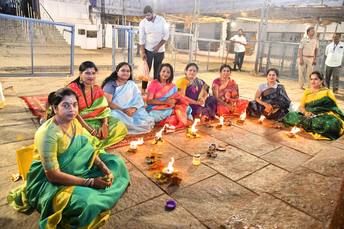 sama_swapna's tweet photo. Took blessing of Sri  #Ramalingeswara Swammi at #Keesara gutta  on the occasion of #Karthikamasam .. Along with GHMC mayor @gadwalvijayainc @AdarshSindhu @MamtaManga and my friends  .. 
#Om_Namashivaya 🙏
#deepotsav https://t.co/3pqE1JLGZp