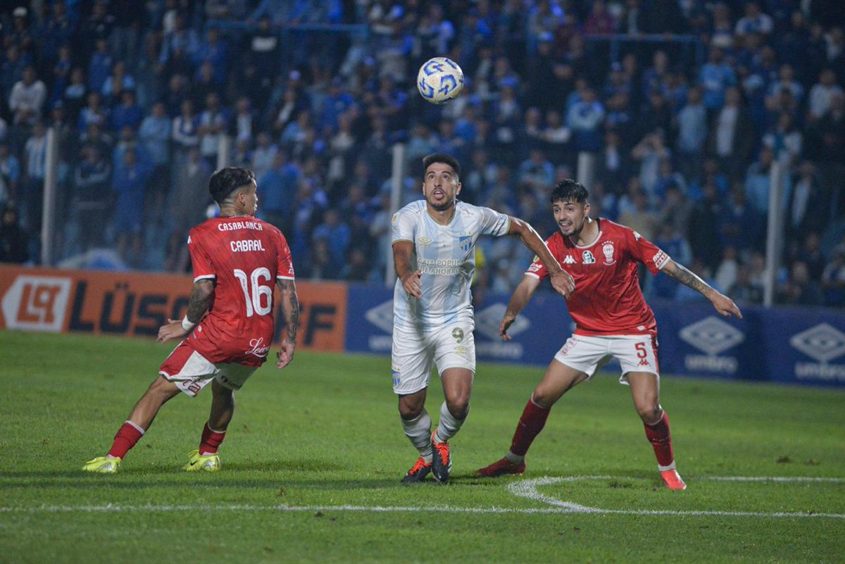 periodismobsas's tweet photo. Liga Profesional: Huracán no pudo en su visita a Atlético Tucumán, cayó por 4 a 2 y se perdió la oportuniad de alcanzar a Vélez en la punta @Opinaba #AtleticoTucuman #Atletico #Decano #Huracan #Velez #LigaProfesional #estigarribia #tesuri #ponce #Cabral #alarcon #Sava #Kudelka https://t.co/tnvreJdHUo