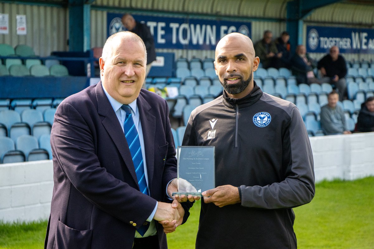 SouthernLeague1's tweet photo. 🏆PRESENTATION | Southern League Chairman, David Martin, was on hand to present @YateTownFC with their @PST_Sport Club of the Month award for October 2024

👉Find out how they won it: https://t.co/Tkb1WeuOlb

#SouthernLeague | #ClubOfTheMonth https://t.co/VyRNkZVhz5