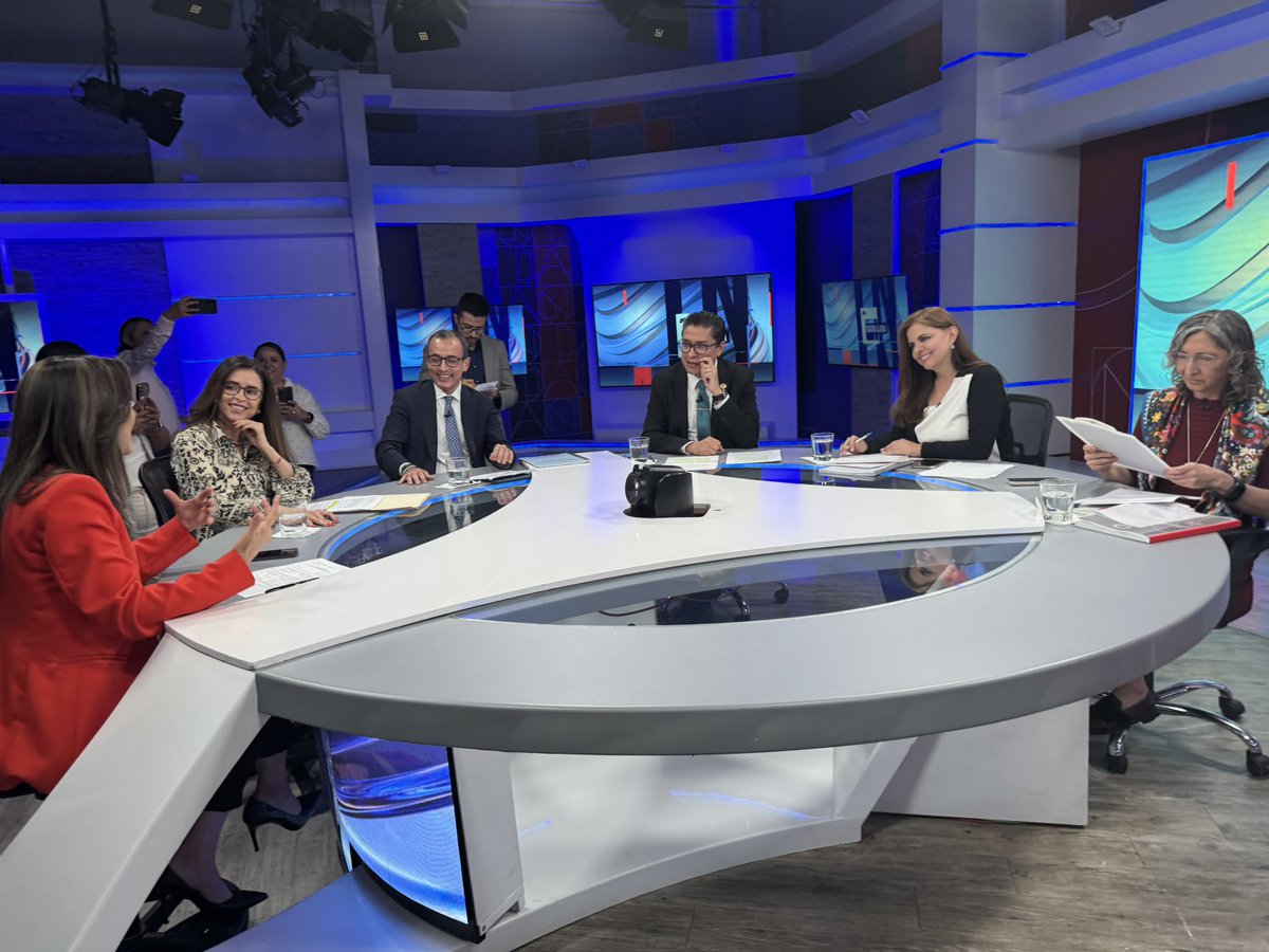 omar_comunica's tweet photo. Esta noche, en Periodismo en Plural de @TelevisaGDL, se transmite la segunda mesa de análisis sobre el futuro de la @udg_oficial con las 5 personas que buscan la Rectoría General. 
Mañana empiezan las presentaciones ante el CGU y el viernes es la jornada electoral.¡Mucho éxito! https://t.co/B1LQjoOuxu