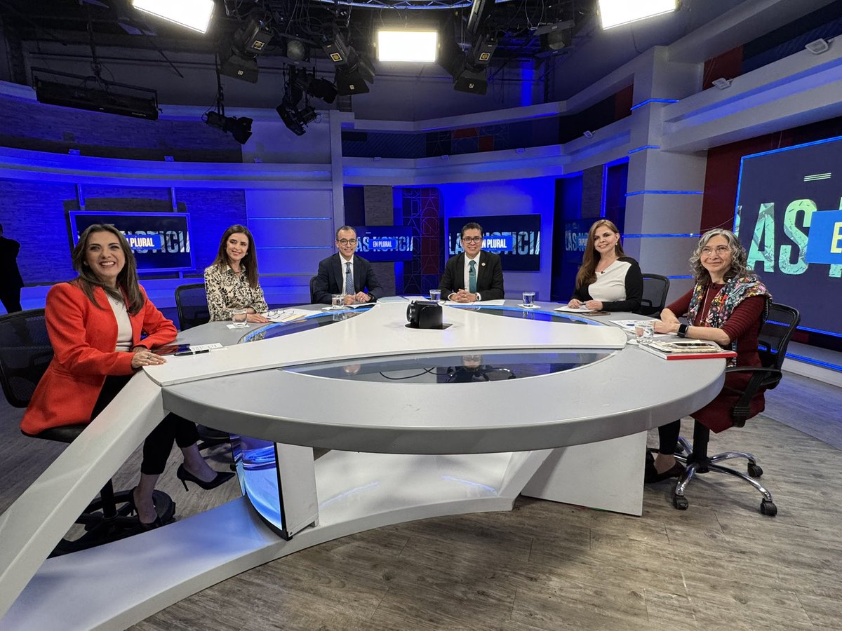 omar_comunica's tweet photo. Esta noche, en Periodismo en Plural de @TelevisaGDL, se transmite la segunda mesa de análisis sobre el futuro de la @udg_oficial con las 5 personas que buscan la Rectoría General. 
Mañana empiezan las presentaciones ante el CGU y el viernes es la jornada electoral.¡Mucho éxito! https://t.co/B1LQjoOuxu