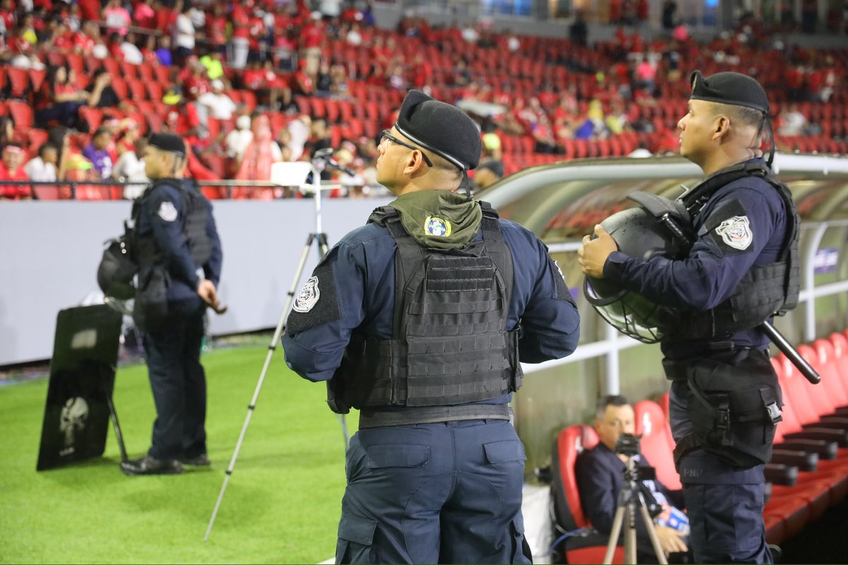 policiadepanama's tweet image. Panamá disfruta del emocionante partido⚽️, nos mantenemos presente velando por tu seguridad. #VamosPanamá