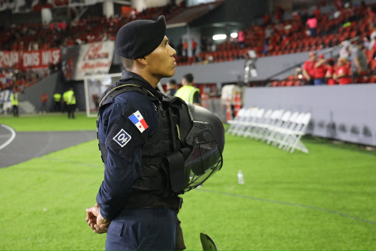 policiadepanama's tweet image. Panamá disfruta del emocionante partido⚽️, nos mantenemos presente velando por tu seguridad. #VamosPanamá