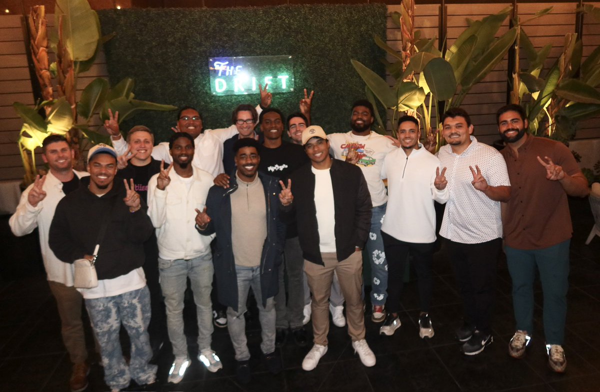 _bhex2's tweet image. Loved getting to break bread with some of the guys before homecoming this past weekend. 

Massive thanks to the Rex Steakhouse for having us and for all you do for @uscfb 

✌🏾