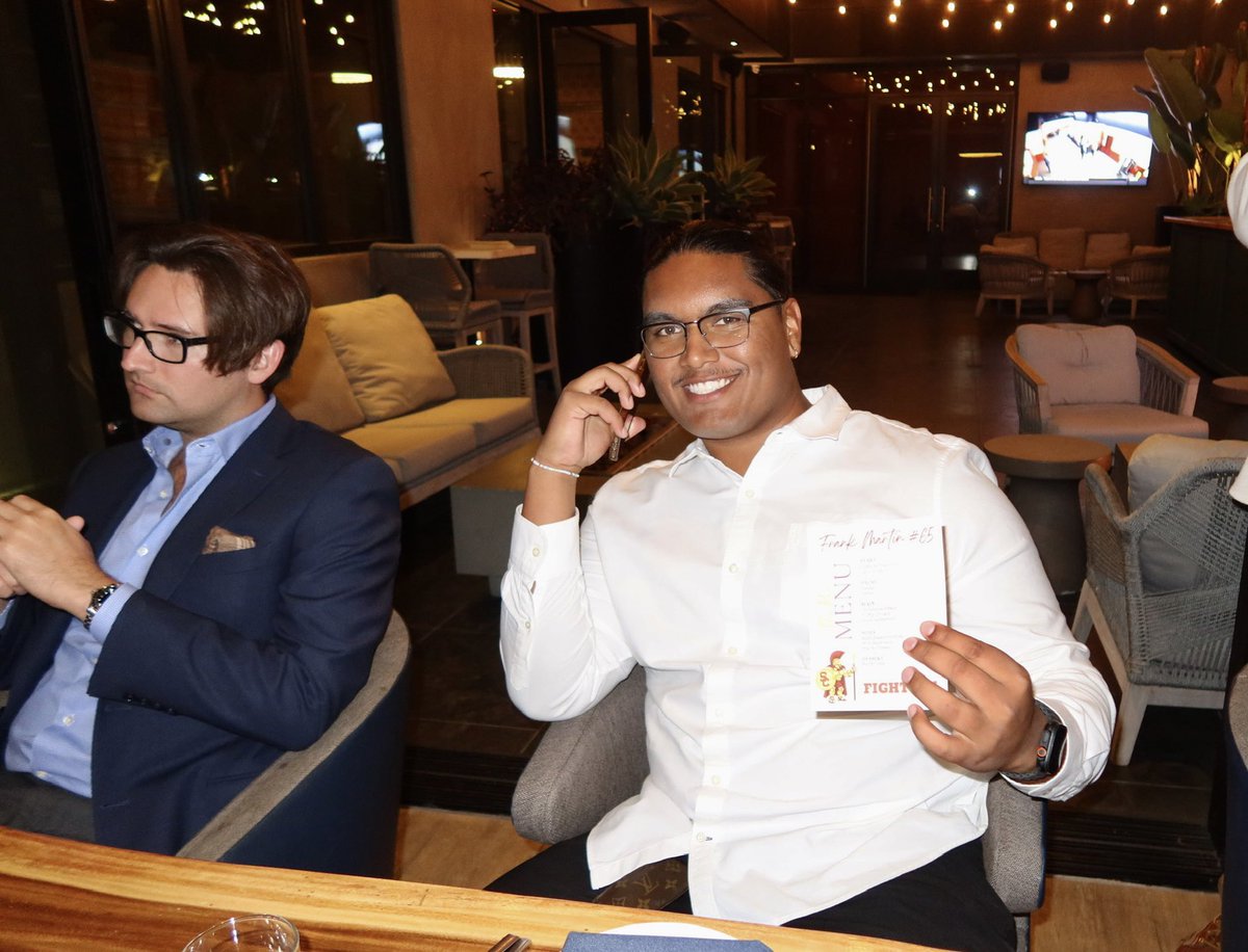 _bhex2's tweet image. Loved getting to break bread with some of the guys before homecoming this past weekend. 

Massive thanks to the Rex Steakhouse for having us and for all you do for @uscfb 

✌🏾