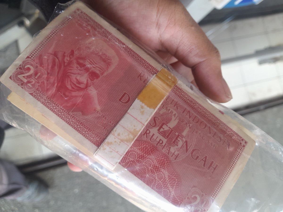 zmbwdrvr's tweet photo. Begitulah kehidupan...
Selamat tinggal lembaran-lembaran yang pernah begitu dekat dengan hidup. Tiap helainya pernah berbicara dalam bahasa yang hanya saya yang mengerti hahaha
#CuanForLyfe
#KilometerHariIni
#AhKieuWeh https://t.co/1WPLtN4nps