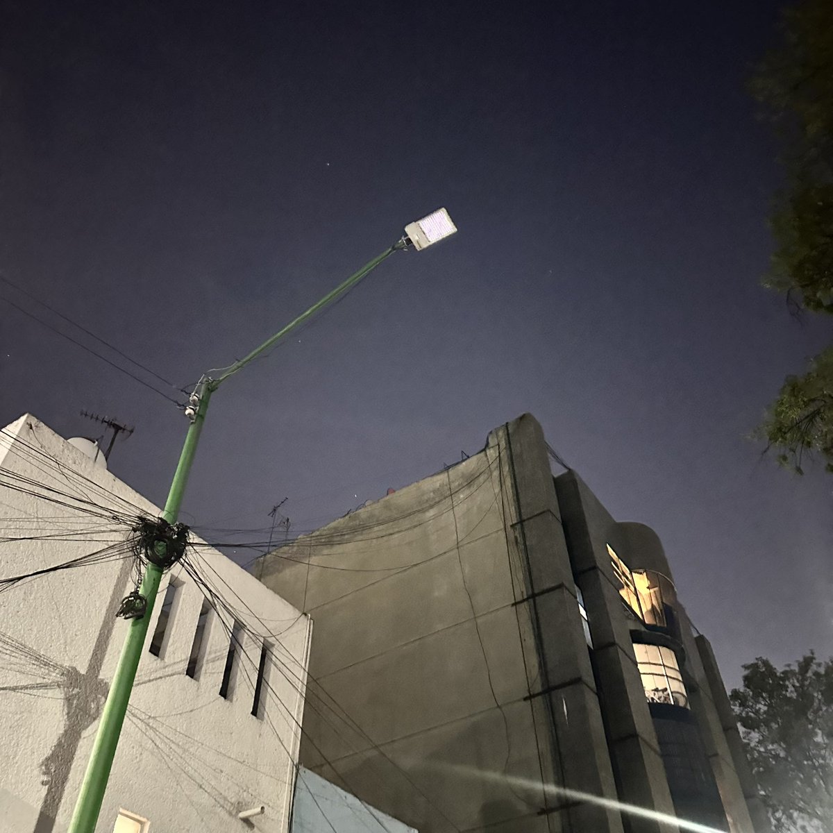 CryptOscarito's tweet photo. Más de 2 meses reportando , @su_cdmx @Alcaldia_Coy @CFEmx acaban de cambiar el alumbrado público en #paseosdetaxqueña y ya fallan las lámparas , en paseo del río, esq paseo de los laureles  no sirve una lámpara  y ya robaron autopartes , quien puede apoyarnos!!! https://t.co/Id6Qt5u0eB