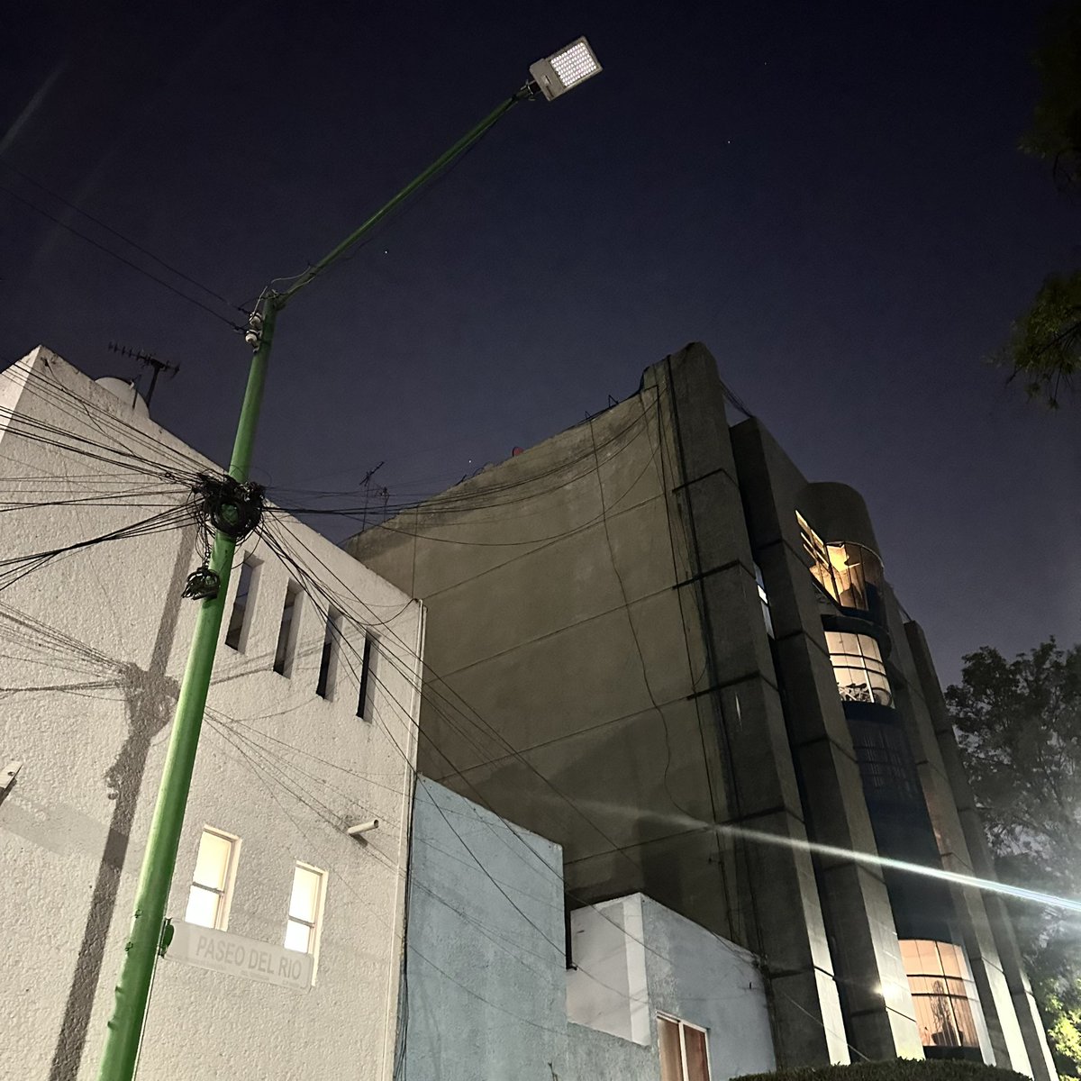 CryptOscarito's tweet photo. Más de 2 meses reportando , @su_cdmx @Alcaldia_Coy @CFEmx acaban de cambiar el alumbrado público en #paseosdetaxqueña y ya fallan las lámparas , en paseo del río, esq paseo de los laureles  no sirve una lámpara  y ya robaron autopartes , quien puede apoyarnos!!! https://t.co/Id6Qt5u0eB