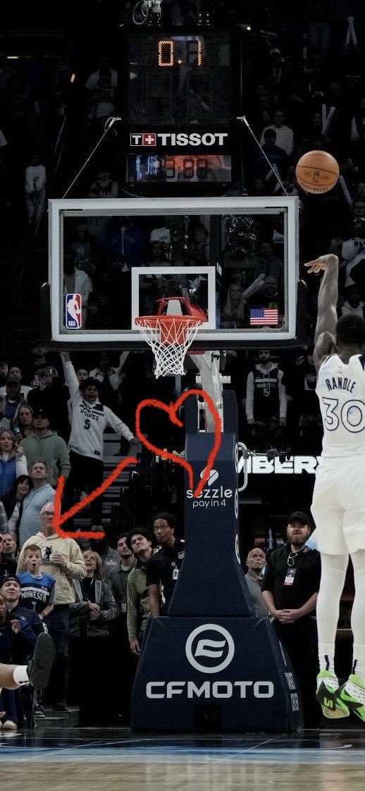 Plots10's tweet photo. This is everything and what you want to see in a fan for life!! #NBA #Timberwolves @JimPeteHoops @Grady @MinnesotaMunn @JonKrawczynski @MarneyGellner @FanDuelSN_NOR https://t.co/XdSAFs7Rxw