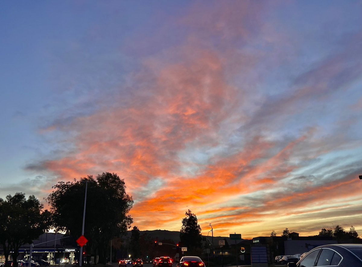54stormywill54's tweet image. Probably the last sunset for a while before the onslaught of rain! The beautiful calm before the storms literally! (11-18-2024) #EastBay #BayArea #CAwx #BayAreaSunset #beforeTheStorm #sunset