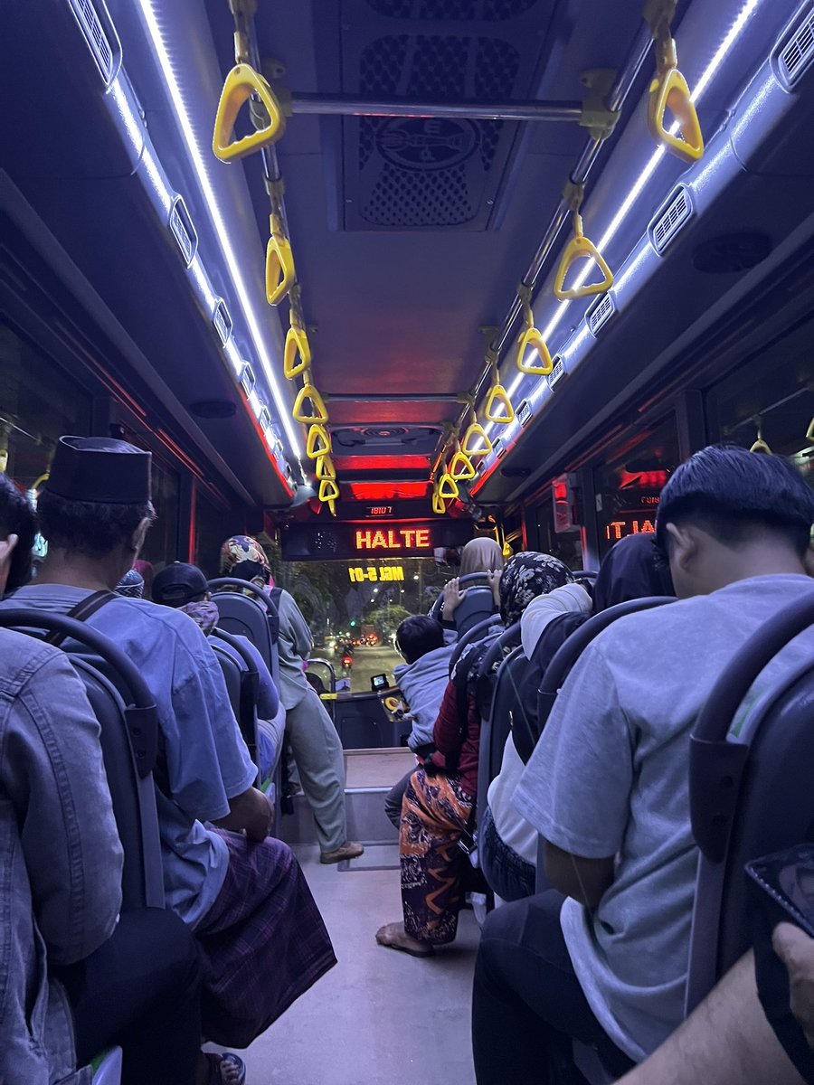 adriansyahyasin's tweet photo. Minimal malu sama Jateng, Jatim, DIY bro

Baru tadi malem mencoba salah satu dari 5 koridor Trans Jatim yakni rute K5 Purabaya - Bangkalan via Suramadu

Ke Madura bisa pake layanan bus kota subsidi pemprov, jalan-jalan via Suramadu. Sudah ada rute ke Lamongan, Gresik, Sidoarjo, dan Mojokerto operasi dari jam 05.00 s/d 21.00

Juga Jateng yang sudah punya rute bus aglomerasi sendiri di Solo, Semarang, dan Purworejo

Jabar? Bjir punya 1 rute aja cuman sampe jam DUA SIANG karena takut sama angkot. Kota yg lain kayak Bogor Bekasi Depok sampe harus nunggu pusat via BPTJ yang urus transportnya; tuh apple to apple