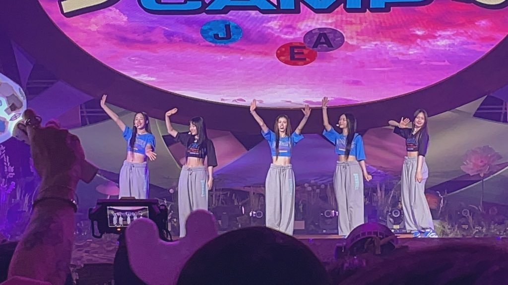 HiIm722's tweet photo. 정말 엄청난 더위여서 팝업이나 이벤트 구경도 못하고 차에서 뻗었던 기억 ㅋㅋ 
왜 버캠 영상이 없지~~ 하고 봤도니 예전폰으로 찍었던거라 부랴부랴 충전해서 공유합니당
아이폰미니... 폰에 카메라가 좋을 필요가 있나? 가벼운게 짱 했던 과거의 자신을 매우 치며 https://t.co/ZHdQIAzJDt