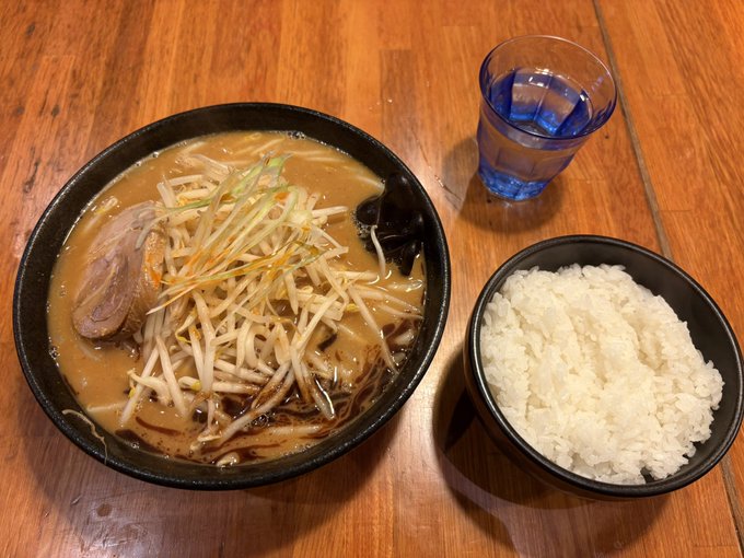 肌寒いので燕返しの味噌らぁ麺🍜ピリ辛でほんのり汗ばみました。 