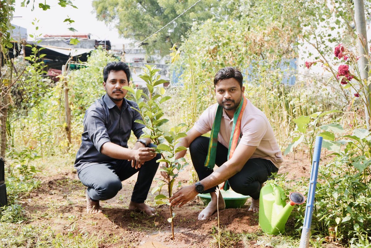MallaBeeram's tweet photo. Planted Sapling On Occassion Of My Birthday At My Cousin @MudduBidda 
Residence As A Part Of  Green Man @SantoshKumarBRS Garu’s

#GreenIndiaChallenge #BirthdayPlantation https://t.co/M4hXhzeHBC