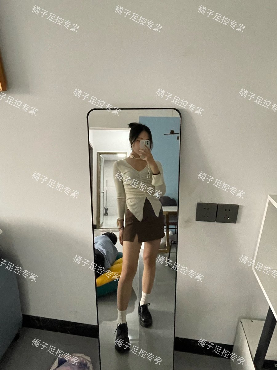 jackchen770's tweet photo. 同框39码大脚，脚型还可以。时间很长，原图原相机。脚底不错。#脸脚同框 https://t.co/RYBWpi41ut
