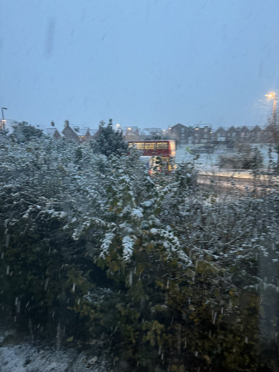 safesecs's tweet image. Here we go again 😂

1/10 light flurries 

#UKSnow #HP18