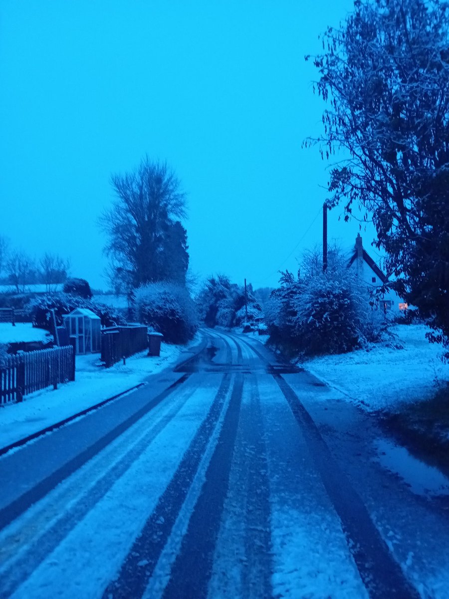 veenvss's tweet photo. snow !! https://t.co/0jvTLOCjkl
