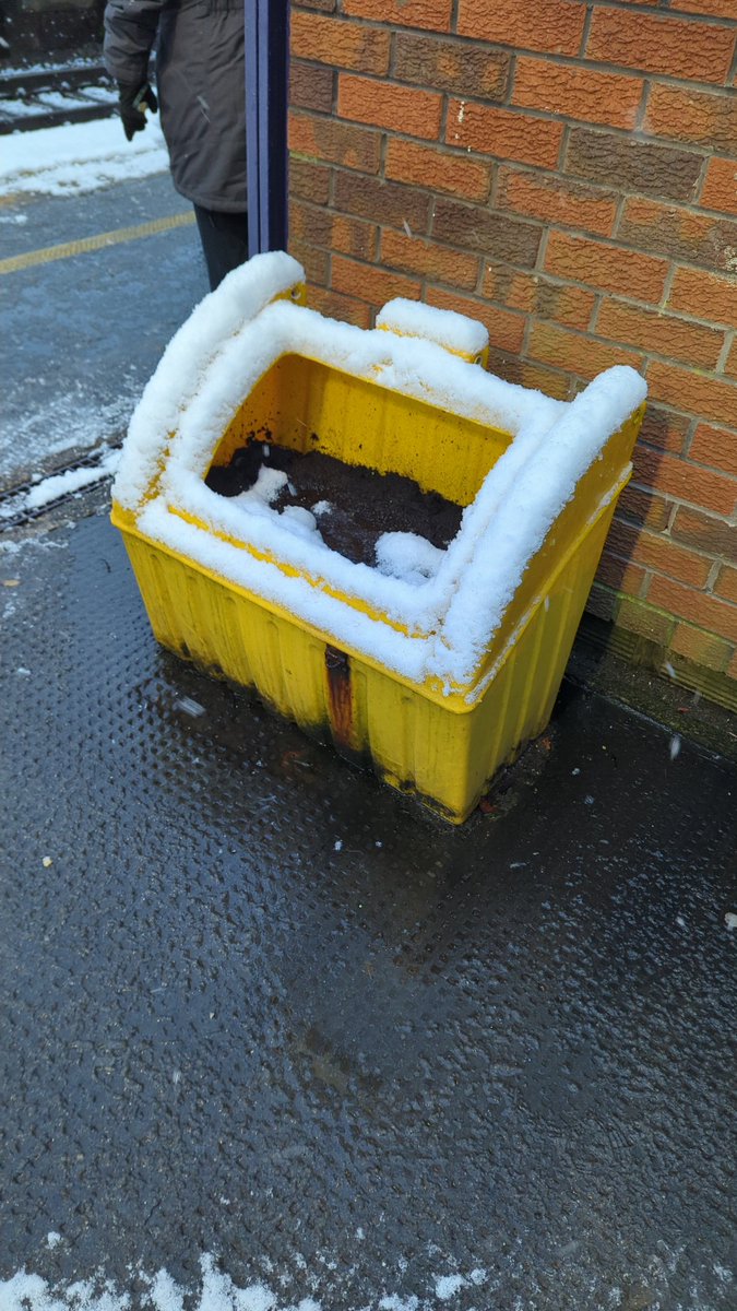 0lzi's tweet photo. @northernassist that's a claim waiting to happen. https://t.co/IQsdq5bnZw