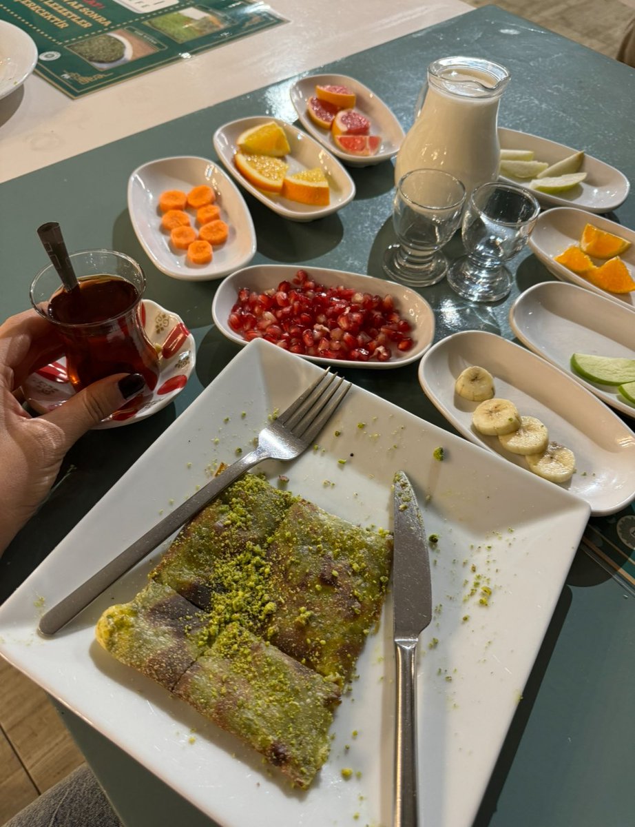 NigoraFazliddin's tweet photo. Salam to everyone! 

Have you ever seen the dessert 🍮 being served like on my table? I ordered only #kunefe, but received plenty of other things. 

Dessert shops in #Turkiye never stop surprising! 

Have a wonderful day! https://t.co/Nc395keGpj
