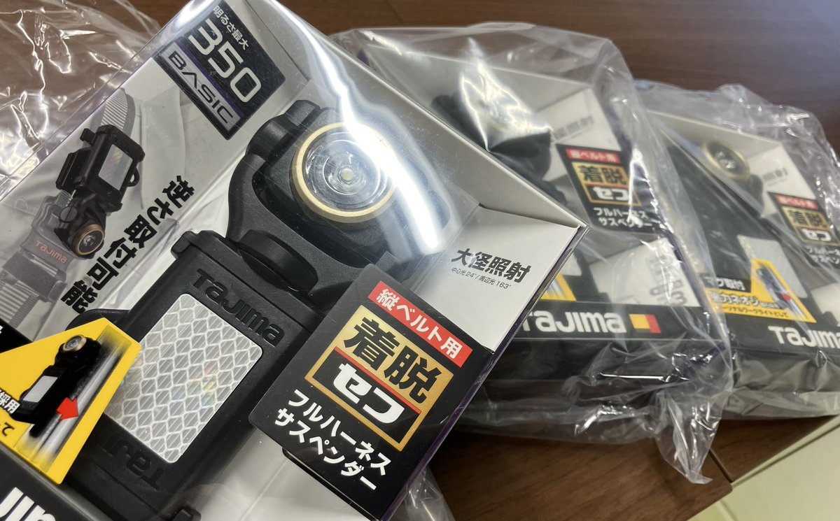 dai1trust's tweet photo. ｵﾂｶﾚｻﾏﾃﾞｽ ᙏ̤̫͚ฅ

最近暗くなるのが早いですねᯅ̈
ハーネスに電気付けて明日の作業の積み込みを職人さん達が毎日この時間頑張ってます💡 ̖́-
今日の #富山の気温 は3°から8°です🥶

今日もご安全に𓀙𓀙
#足場  #石川 #企業公式がお疲れ様を言い合う #企業公式つぶやき部 #X会 #冬 https://t.co/0ySZVF4NAx