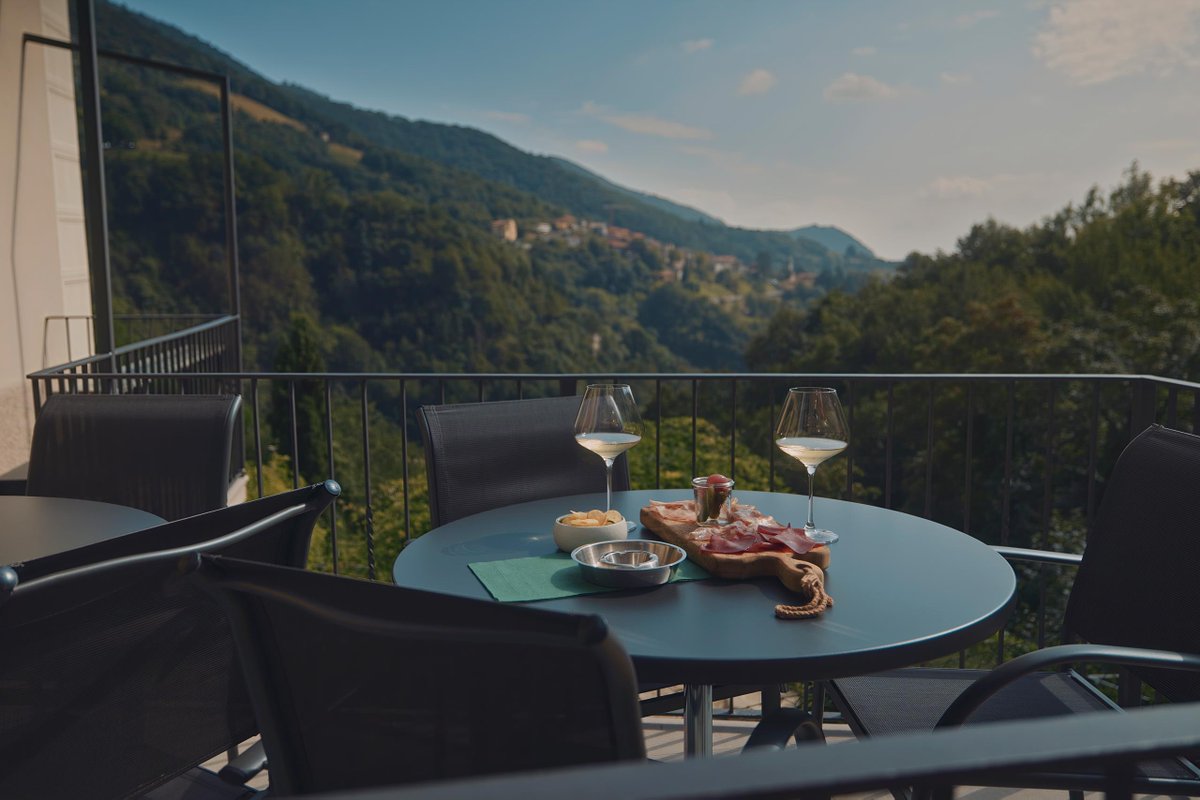 STCorpComm's tweet photo. #Hoteltipp der Woche: Im Dorf #Casima am Fusse des #MonteGeneroso in @ticinoturismo liegt in einem Gebäude aus dem 17. Jh. das kleine #Boutique-#Hotel Cà Nani. Mit #Panoramablick auf das Muggio-#Tal. Das Hotel ist auch im Winter geöffnet. #IneedSwitzerland🇨🇭 📷©️Cà Nani https://t.co/gZs9nJMzsB