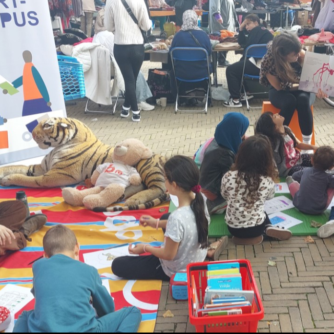 📕📚Studenten lezen voor uit leuke kinderboeken over kinderrechten. Daarna lekker kleuren en knutselen!😃
📍 Woensdag 27 november 16.00 uur bij OBA Geuzenveld of Slotermeer.
👉 Bekijk hier het volledige programma tijdens de Weken tegen geweld amsterdam.nl/wekentegengewe…