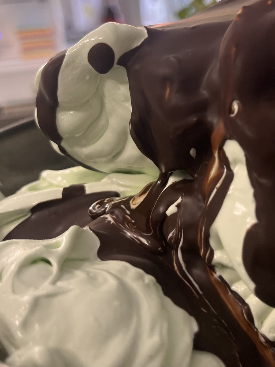 lorenagelato's tweet photo. Gelato di menta e cioccolato #lrgelato https://t.co/mc0nvCKX09