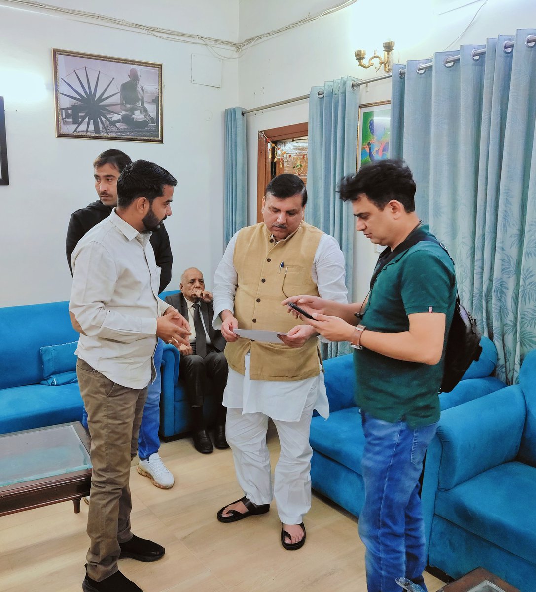 IamAjju9984's tweet photo. अब समरावता गांव के थप्पड़कांड की गूंज दिल्ली की संसद में गूंजेगी AAP राज्यसभा सांसद Sanjay Singh जी पुरे प्रकरण की जानकारी ले रहे हैं। 
इंकलाब जिंदाबाद ✊ ✊ 
@NareshMeena__ 
@MadanMohanMINA
#नरेश_मीणा 
#नरेश_मीणा_को_रिहा_करो 
#नरेश_मीणा_को_रिहा_करो https://t.co/HRsqwMXxr9