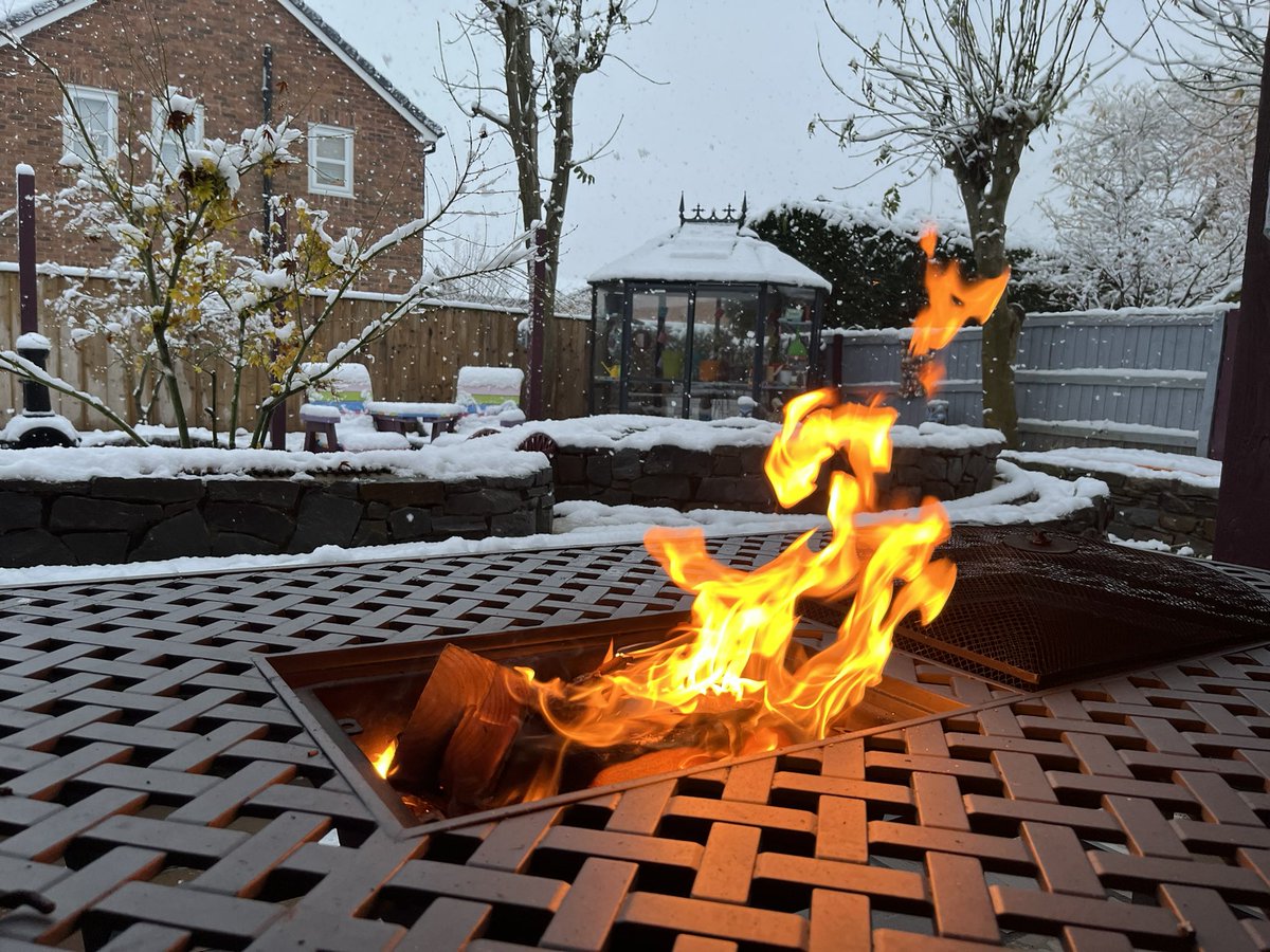 Breakfast in 🏴󠁧󠁢󠁷󠁬󠁳󠁿 this morning 🥶It’s a snow day