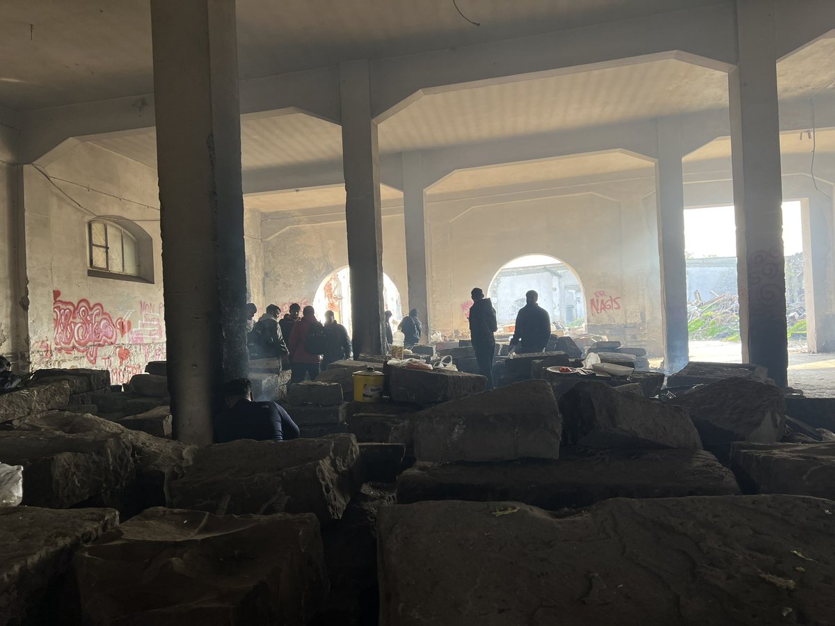 annalisacamilli's tweet photo. A Trieste è nato il sistema di accoglienza italiano, sotto attacco dal 2018. Oggi a Trieste centinaia di persone vivono per strada o negli edifici abbandonati del vecchio porto, dopo lo sgombero dei silos a giugno. https://t.co/95m7hH4xQS