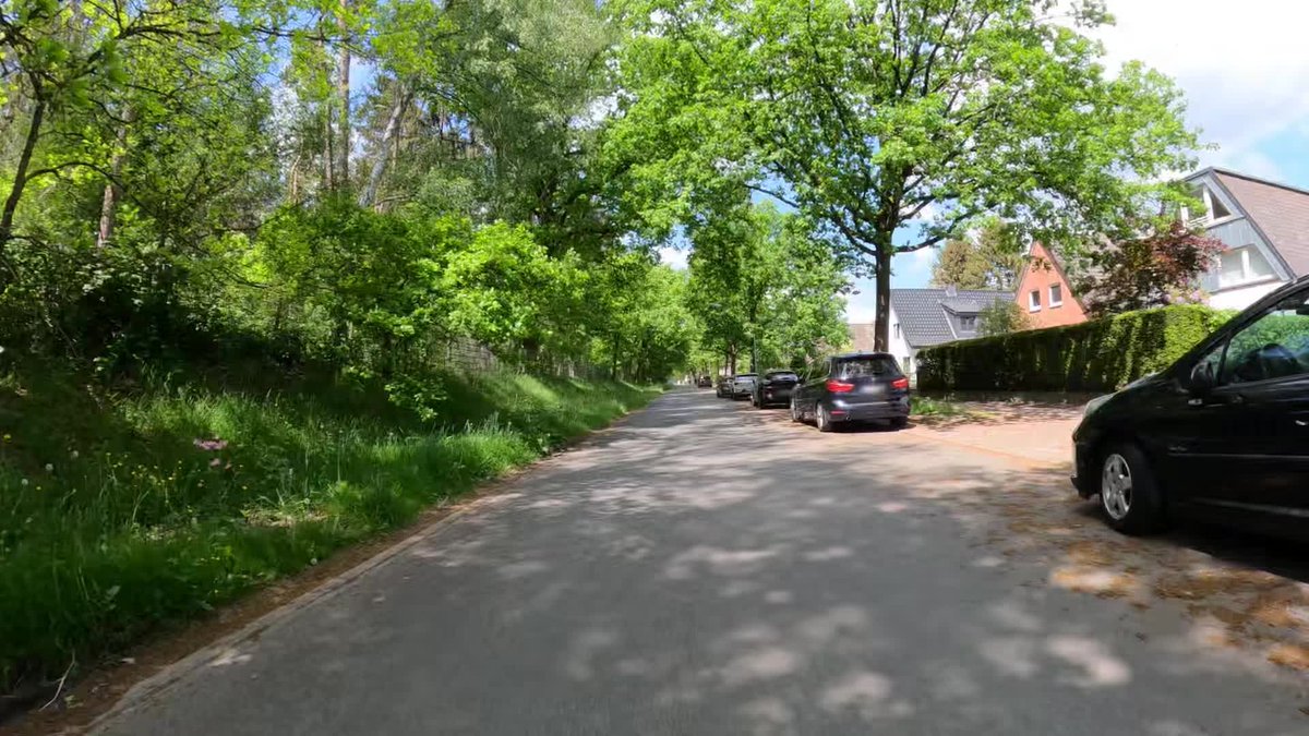 Planung: Langenhorner Chaussee – Hohe Liedt (Radschnellweg Bad Bramstedt, Veloroute 4)

veloroute.hamburg/article/2023-0…

3m – 4m breite Zweirichtungsradwege in Langenhorner Chaussee und Neubergerweg. Fibigerstraße wird Fahrradstraße mit Vorfahrt und engerer Fahrbahn.