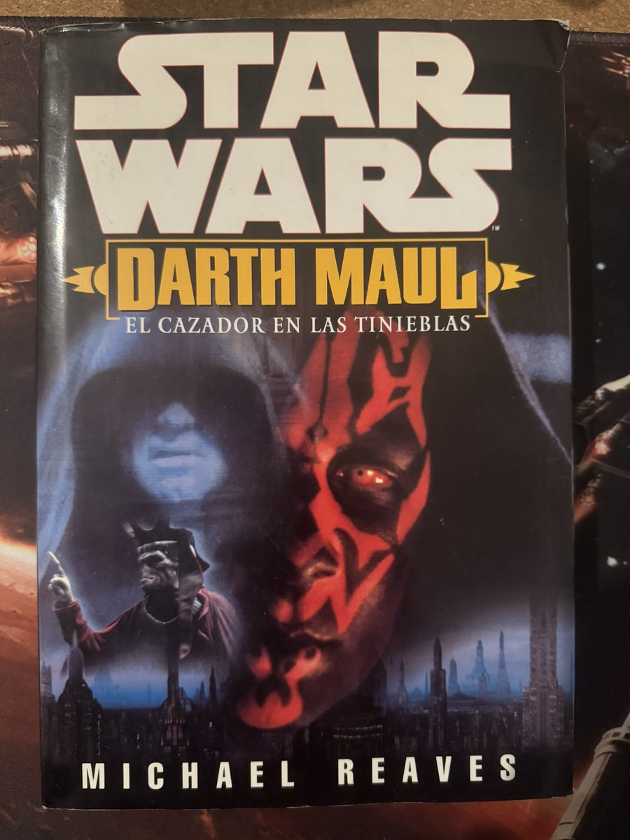 mi_biblio's tweet image. Traigo hoy #StarWars Darth Maul: El cazador en las tinieblas. De  Michael Reaves. @ASantosEd 2001. La historia se sitúa en los años previos a los eventos del Episodio I, explorando la vida y las misiones de Darth Maul, el aprendiz Sith de Darth Sidious.