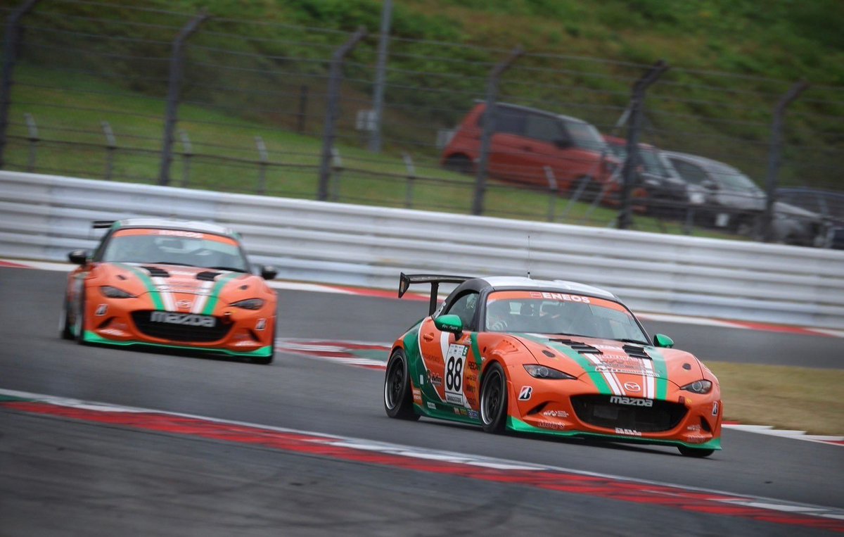 muramo_roadster's tweet photo. ２０２５年度スーパー耐久にNDロードスターで参戦ドライバー募集します

二台体制で参戦予定ですので人数は若干名です
ロードスターでレースをされてる方、これから上のカテゴリーで
活躍したい方どの受け皿になれたらと考えてます。
書類選考後に実車乗車してオーディションとなります。

参加資格
開幕戦までに国内Cライセンスが取得可能な方。
スーパー耐久に参加の技量がある方。年間エントリー出来る方を優先して複数回参加出来る方

※参加費用は予算を人数割りですので無料で乗せると言う企画ではありません。

希望者は下記のメール宛てに
自己紹介レース戦績等を送ってください。
コメント欄に記入は返事しません
書類選考後に返信させて頂きます。

2025年度スーパー耐久ドライバー希望
メールアドレス
info@murakami-m.jp
村上モータース
村上博幸宛
愛媛県松山市安城寺91-5

#マツダ
#MAZDA
#マツダロードスター
#NAロードスター
#nbロードスター
#NCロードスター
#NDロードスター
#MAZDAROADSTER買取り
#マツダロードスター買取り
#ユーノスロードスタースター買取
#NAロードスター買取り
#NBロードスター買取り
#NCロードスター買取り
#NDロードスター買取り
#ロードスターレストア
#マツダロードスター専門店
#スーパー耐久シリーズ