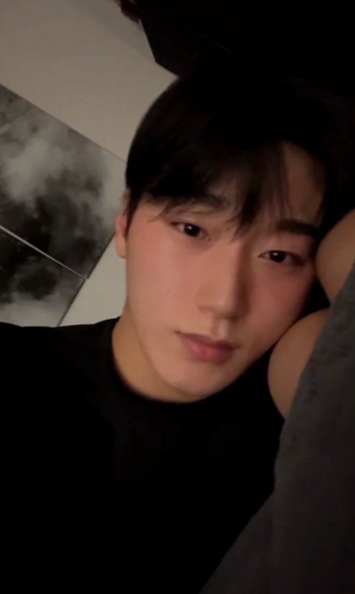 vhobikooker's tweet photo. tô com saudades do hoseok, mas até ele voltar estou namorando esse querido aqui #comentem
(ele assim 🥺 na segunda foto https://t.co/BTZje6N1dz