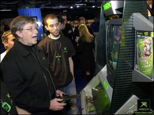 VideoGameHstry's tweet photo. Xbox launch at Toys "R" Us in Times Square (2001) https://t.co/FrT48yXLyy