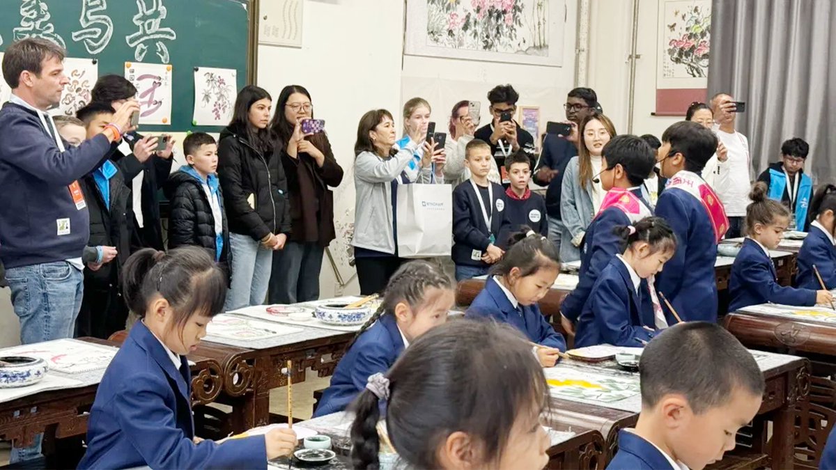 On November 15, MWRC overseas teams from seven countries visited Dalian Royal Foreign Language School, China! From experiencing traditional Chinese paintings to exploring advanced facilities, this cross-border journey brought cultural exchange and friendship! 
#MWRC #MatataStudio
