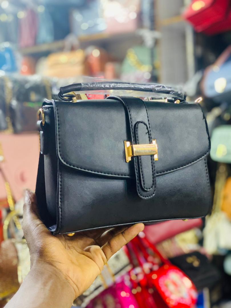 I'm selling these beautiful bags at only 35k 😊💃

Also available in more colors for you to choose from

We deliver Countrywide
Kindly prioritize us🙏

📞0764138559