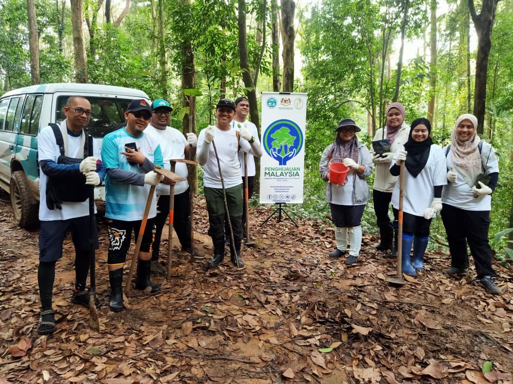 FRIMKepong's tweet photo. 📅9/11
36 staf @BSNMalaysia #KualaLumpur tanam 40 pokok di @FRIMKepong bg menyokong Kempen Penanaman @100jutapokok 

#PokokKitaKehidupanKita #OurTreesOurLife #100JutaPokok #CSR_FRIM #FRIMTanamPokok #TreePlantingFRIM #BSNMalaysia #BSN50Tahun https://t.co/tZcfCGZGUn