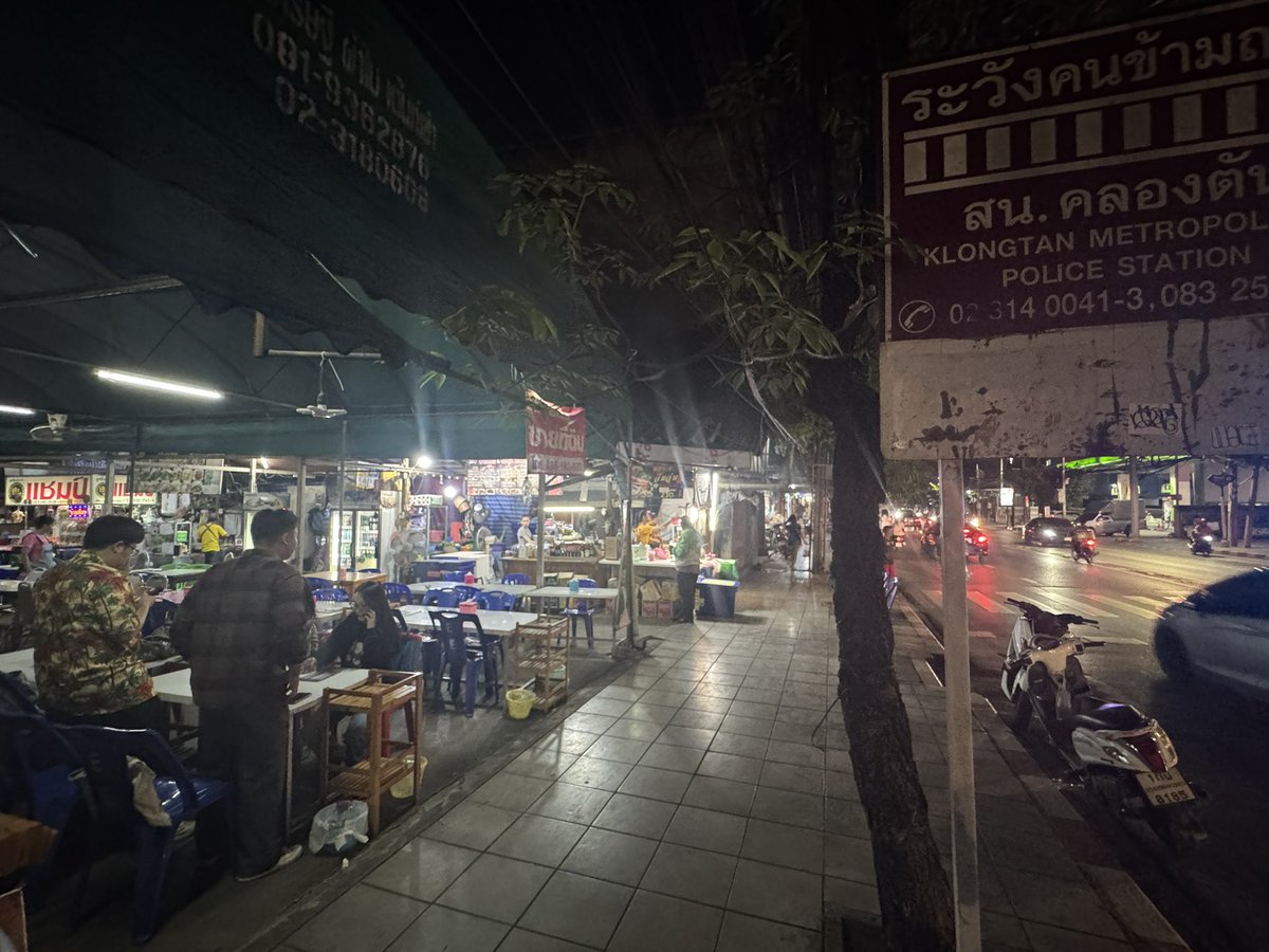 soi_aopo's tweet photo. 昨夜はバンコクで仲間達と合流
新鮮なレバ刺しが食べられるという情報を見つけたので食す。

アロイマ〜クな https://t.co/3s5FdoXw4o