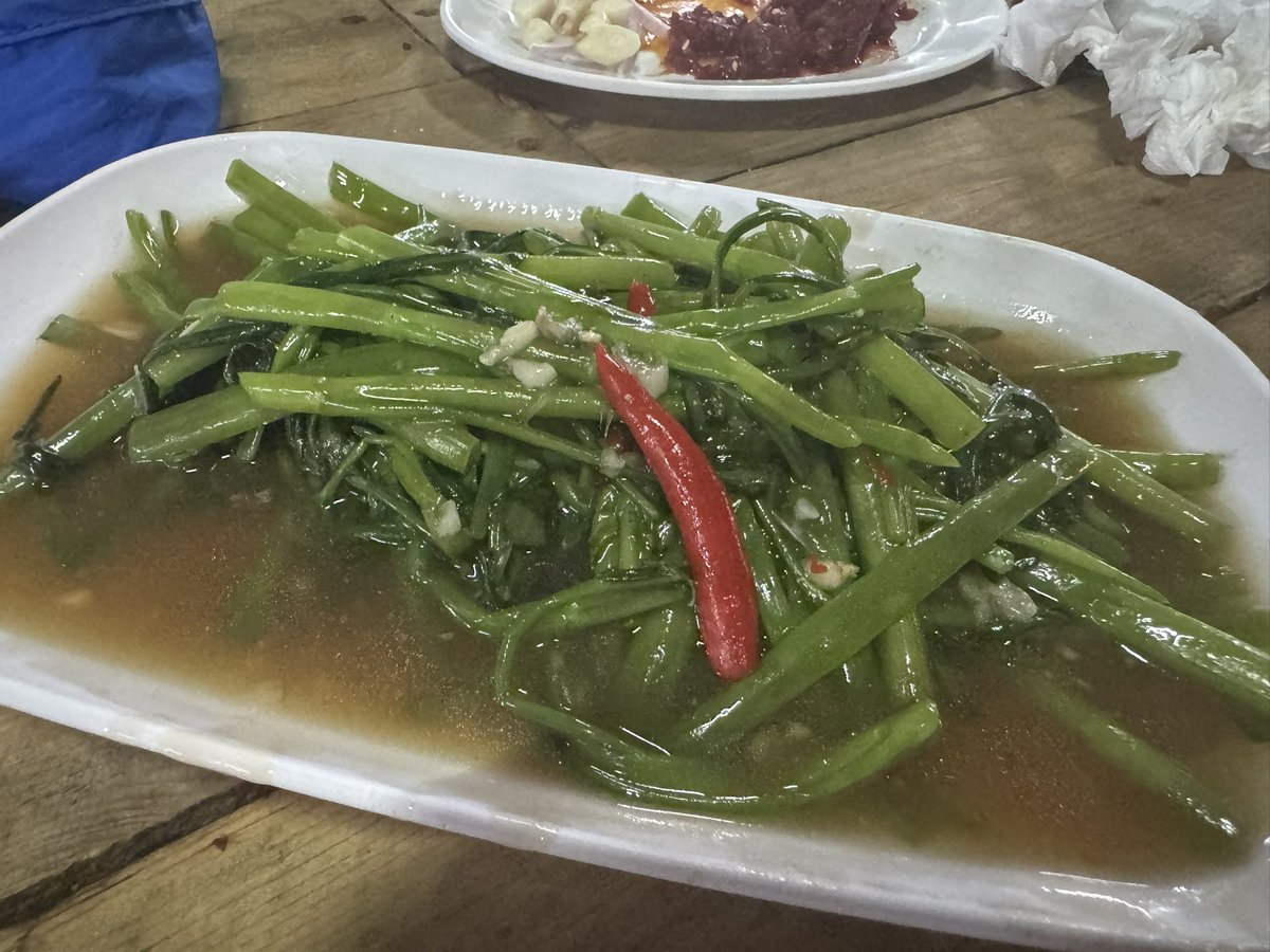 soi_aopo's tweet photo. 昨夜はバンコクで仲間達と合流
新鮮なレバ刺しが食べられるという情報を見つけたので食す。

アロイマ〜クな https://t.co/3s5FdoXw4o