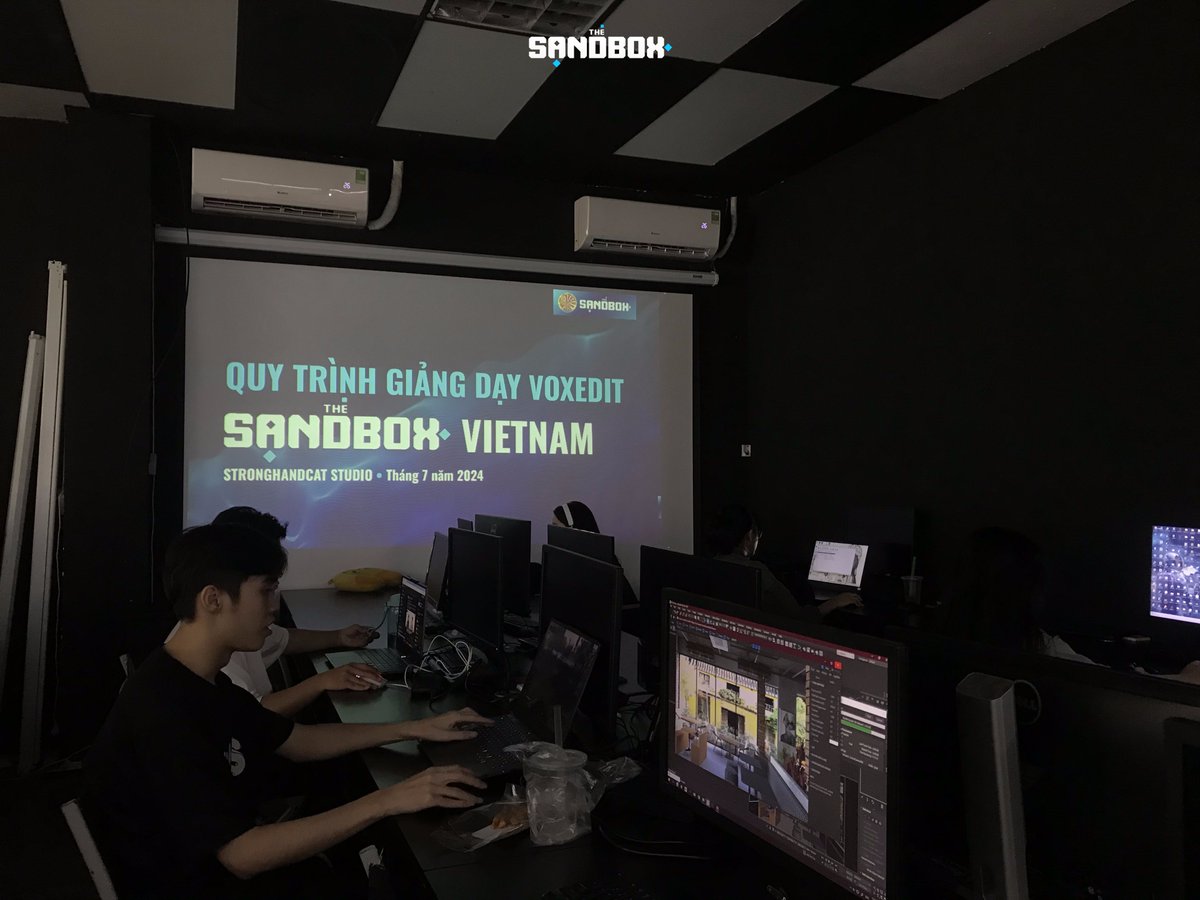 SandboxVietnam's tweet photo. ❤️ RECAP: VOXEDIT TRAINING TẠI UNIDESIGN CÙNG THE SANDBOX ❤️
(English caption below)

Ngày 16/11 vừa qua, The Sandbox đã có dịp gặp gỡ các bạn học viên Trường Đào Tạo  Unidesign trong chuỗi chương trình Training VoxEdit.

Tại đây các bạn đã được khám phá và học hỏi về về công cụ thiết kế asset miễn phí của The Sandbox - VoxEdit:
- Giới thiệu và hướng dẫn sử dụng các công cụ của VE Modeler.
- Trực tiếp thực hành tạo mô hình Modeler.
- Đặc biệt hơn thế, các bạn còn có cơ hội ôn lại những kiến thức được học thông qua bài tập được giao và chấm điểm chi tiết.

🔥 Cảm ơn các bạn đã tham gia và mang đến một bầu không khí náo nhiệt. Hẹn gặp lại các bạn ở buổi training tiếp theo!
------------------------
❤️ RECAP: VOXEDIT TRAINING AT UNIDESIGN WITH THE SANDBOX ❤️ 

On November 16, The Sandbox had the opportunity to meet Unidesign Training School students in the VoxEdit Training program series. 

Here you have discovered and learned about The Sandbox's free asset design tool - VoxEdit: 
- Introduction and instructions on how to use VE Modeler tools. 
- Directly practice creating Modeler models. 
- More specifically, you also have the opportunity to review the knowledge you have learned through assigned exercises and detailed grading. 

🔥 Thank you for participating and bringing a bustling atmosphere. See you again at the next training session! 

#TheSandbox #AlphaSeason4