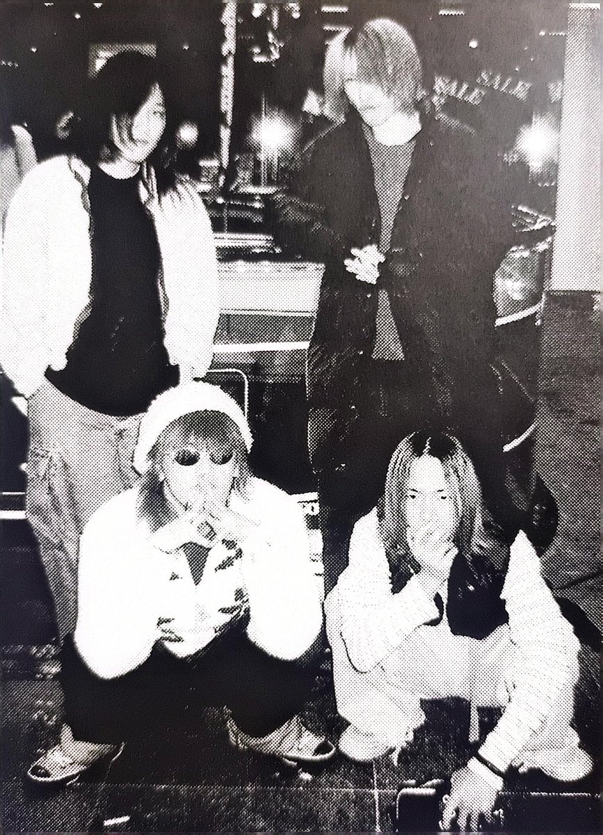 THE PIASSのメンバーとHIROMI (DPS)
左上から YOSHIO （B.）、TAKAYUKI（G.）、HIROMI、
KIRALA (Vo.)