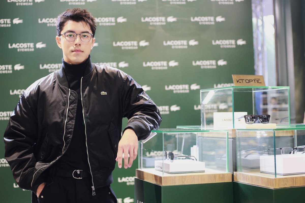 PRSocietyNews's tweet photo. “นาย ณภัทร” ร่วมเปิดคอลเลกชัน Lacoste : Fall Winter 2024 เผยโฉมแว่นตาลาคอสท์ 7 รุ่น รูปทรงไร้กาลเวลา เอาใจสายแฟชั่นตัวจริง
#นายณภัทร #naphat_nine
#LacosteEyewear
#LacosteThailand
#EyelinkVision #KTOPTIC
นาย ณภัทร เสียงสมบุญ แบรนด์แอมบาสเดอร์สุดฮอตแว่นตา Lacoste Eyewear (ลาคอสท์ อายแวร์) ในประเทศไทย และเป็นคนแรกของประเทศไทย ร่วมงานเปิดตัวแว่นตา Lacoste คอลเลกชันใหม่ล่าสุด "Fall-winter 2024" แบรนด์แฟชั่นระดับพรีเมี่ยมสัญชาติฝรั่งเศส ผสานความทันสมัยด้วยดีไซน์ที่เหนือระดับ โดดเด่น ด้วยสไตล์คลาสสิกผสมผสานความสปอร์ตได้อย่างลงตัว เอาใจกลุ่มคนรุ่นใหม่สายแฟชั่นตัวจริง เสียงจริง เหมาะกับทุกสไตล์ในทุกวัน โดย บริษัท อายลิ้งค์ วิชั่น จับมือ บริษัท กรุงไทยออพติค จำกัด หรือ KT OPTIC เผยโฉมให้ชมแว่นตา Lacoste 7 รุ่นหลัก วัสดุคุณภาพสูง รูปทรงที่ไร้กาลเวลา อย่างเป็นทางการ ท่ามกลาง Influencer แฟชั่นนิสต้า , KOL และ สื่อมวลชน ให้ความสนใจแน่น ศูนย์จำหน่ายแว่นตา KT Optic (เคที ออพติค) ชั้น 2 ศูนย์การค้า เทอร์มินอล 21 อโศก (ลอนดอนโซน) โดยครั้งนี้ได้รับเกียรติจาก คุณประพันธ์ ผดุงเกียรติสกุล กรรมการผู้จัดการ บริษัท อายลิ้งค์ วิชั่น จำกัด , คุณชัชวาลย์ วณิชไพสิฐ กรรมการผู้จัดการ บริษัท กรุงไทยออพติค จำกัด หรือ KT OPTIC และ นาย ณภัทร Brand Ambassador Lacoste 2024 พาชมคอลเลกชัน Fall-winter 2024 แบบจัดเต็ม โดยพันธมิตรยักษ์ใหญ่อย่าง KT OPTIC นั้นมีสาขากว่า 160 สาขาทั่วประเทศ ร่วมผลักดันแว่นตา Lacost ให้เข้าถึงผู้บริโภคอย่างทั่วถึง ซึ่งทาง KT Optic เอง ได้รับการแต่งตั้งอย่างเป็นทางการให้เป็นดีลเลอร์ของ Lacoste Eyewear ทำให้สามารถนำเสนอสินค้าที่หลากหลายทั้งดีไซน์และสไตล์ เพื่อตอบโจทย์ลูกค้าทุกกลุ่ม พร้อมคัดสรรสินค้าครอบคลุมทั้งแว่นสายตาและแว่นกันแดดที่มีให้เลือกมากมาย ไม่ว่าจะเป็นรุ่นสุดคลาสสิกหรือรุ่นที่มีดีไซน์สปอร์ตเพื่อการสวมใส่ในชีวิตประจำวัน นอกจากสินค้าที่ครบครันแล้ว KT Optic ยังมอบสิทธิพิเศษที่คุ้มค่าให้กับลูกค้าเมื่อซื้อแว่นตา Lacost ไม่ว่าจะเป็นบัตรกำนัล Starbucks และของรางวัลสุดเอ็กซ์คลูซีฟจากแบรนด์ Lacoste เอง
คุณประพันธ์ ผดุงเกียรติสกุล กรรมการผู้จัดการ บริษัท อายลิ้งค์ วิชั่น จำกัด เผยว่า “สำหรับคอลเลกชัน Fall winter 2024 เป็นแว่นตาคอลเลกชันใหม่ ถูกออกแบบมาสำหรับผู้ชายและผู้หญิงที่มีรสนิยมทันสมัยและมีความเป็นตัวเอง กรอบแว่นแสดงถึงความมีชีวิตชีวาและความประณีตตามแบบฉบับของแบรนด์ ผสานวัสดุคุณภาพสูง รูปทรงที่ไร้กาลเวลา การลงสีแบบมีเท็กซ์เจอร์ ซึ่งเป็นการนำเสนอเสน่ห์ที่ไม่ซ้ำใครของแบรนด์ฝรั่งเศส นอกจากนี้ยังเพิ่มรายละเอียดพิเศษอย่างสัญลักษณ์จระเข้และลายริบบิ้นอันเป็นเอกลักษณ์ โดยแคมเปญใหม่นี้ประกอบด้วยแว่นตา 7 รุ่นหลัก ได้แก่ L2968LB, L2524LB, L264S, L267SLB, L6049SPLB, L2301 และ L6037SLB เหมาะสําหรับ Mix & Match Everyday Look คอลเลกชันนี้ยังถูกออกแบบมาเพื่อยกระดับสไตล์ของผู้สวมใส่ ผสานดีไซน์สปอร์ตที่โดดเด่น พร้อมนวัตกรรมที่ช่วยให้สวมใส่สบายมากยิ่งขึ้น คงความคลาสสิกและมีความสปอร์ตได้อย่างลงตัวครับ”
ทางด้าน นาย ณภัทร เสียงสมบุญ แบรนด์แอมบาสเดอร์สุดฮอตแว่นตา Lacoste Eyewear เผยว่า “ต้องยอมรับว่าแว่นตาลาคอสท์คอลเลกชันนี้ตอบโจทย์ไลฟ์สไตล์นายมากครับ แว่นถูกออกแบบมาให้เหมาะกับผู้สวมใส่ทั้งผู้ชาย และ ผู้หญิง วัสดุพรีเมียม ดีไซน์สปอร์ตทันสมัย คลาสสิก สามารถสวมใส่ได้ทุกวัน มิกซ์ แอนด์ แมชท์ ได้ทุกสไตล์เลย นายใส่ทุกวัน เปลี่ยนไปได้ตามการแต่งตัว เพราะฉะนั้นใครเป็นสายแฟชั่นต้องห้ามพลาด Lacoste Eyewear คอลเลกชัน Fall Winter 2024 นะครับ”
สำหรับ แว่นตาแบรนด์ Lacoste Eyewear 7 รุ่นหลัก L2968LB, L2524LB, L264S, L267SLB, L6049SPLB, L2301 และ L6037SLB กรอบแว่นสายตาและแว่นกันแดดที่ นาย นภัทร สวมใส่เตรียมวางจำหน่ายวันแรกและครั้งแรก ที่ ศูนย์จำหน่ายแว่นตา KT Optic (เคที ออพติค) ชั้น 2 ศูนย์การค้า เทอร์มินอล 21 อโศก (ลอนดอนโซน) รวมถึง KT Optic ทุกสาขาทั่วประเทศ และร้านจำหน่ายแว่นตาชั้นนำทั่วประเทศ ตั้งแต่เดือนพฤศจิกายน 2024 นี้เป็นต้นไป
>> https://t.co/U65gJULwhq