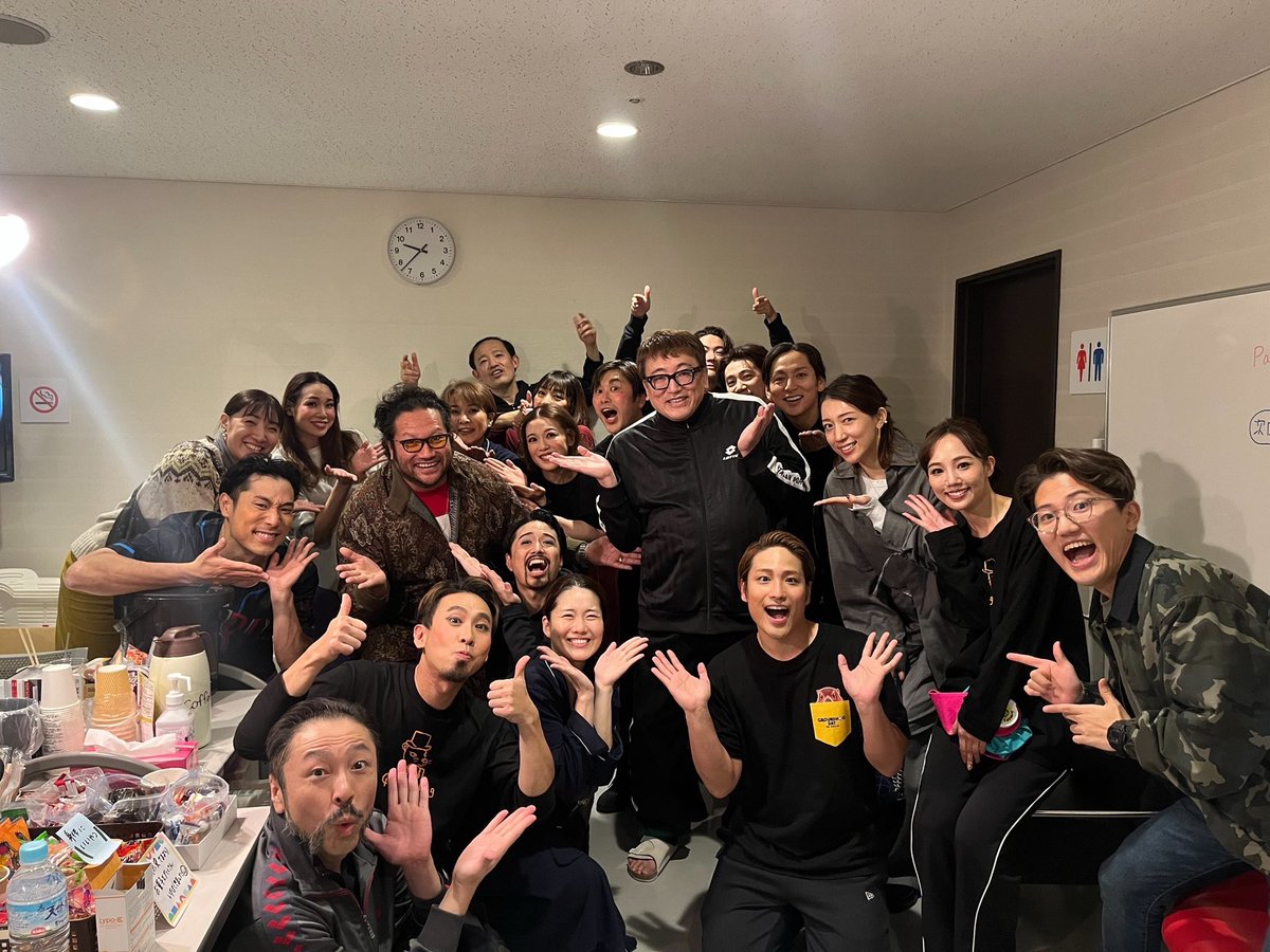 ajakatsuya's tweet photo. 夫婦で福田さんの舞台観に行きました
小栗夫妻もたまたま一緒でした😊
「グラウンドホッグ・デー」
皆んなの一体感面白かったな〜
相変わらずの福田組
なんかホッとしてゲラゲラ笑って最高でした😆
#グラウンドホッグデー
#福田雄一 https://t.co/ihDryPMu78