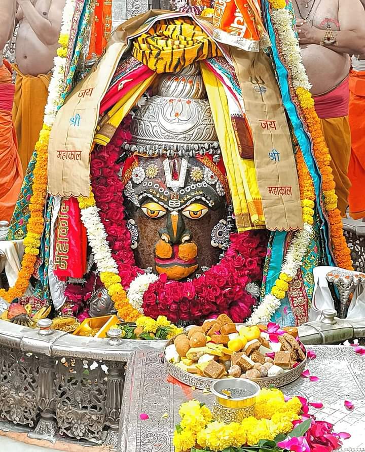Bhola_bhu's tweet photo. 🙏🌹 *जय श्री महाकाल*🌹🙏
*श्री महाकालेश्वर ज्योतिर्लिंग का भस्म आरती शृंगार दर्शन*
*19-11-2024 कण-कण में महादेव*💕
 #mahakaldailydarshan https://t.co/CzOwe7V300