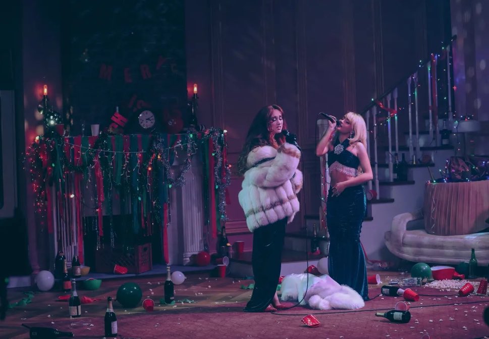 ChappellRoanNow's tweet photo. 📸| A look at Chappell Roan’s appearance for ‘A Nonsense Christmas with Sabrina Carpenter’

12/6 at 9 PM ET, only on Netflix. https://t.co/HYY0Kzk1lM