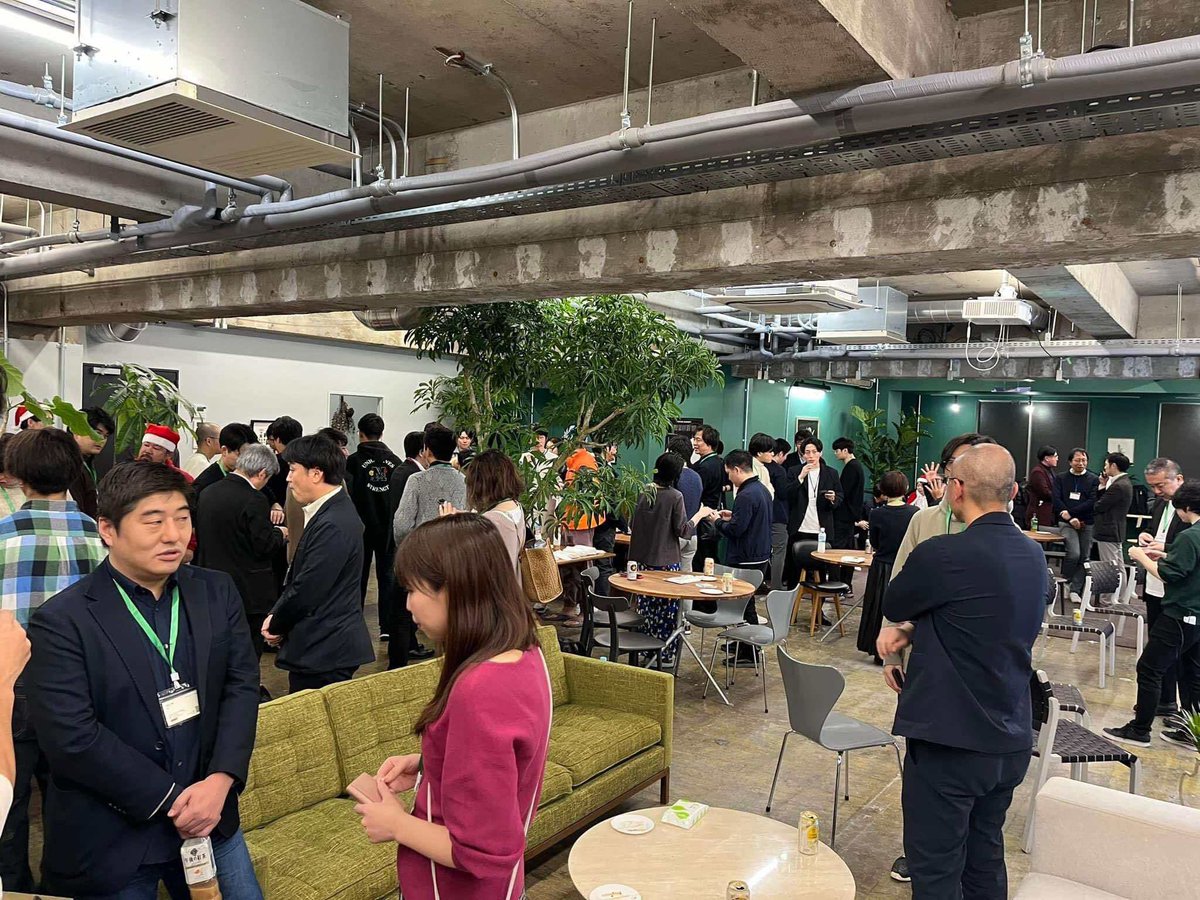 SmartPitch2025's tweet photo. \ #投資家  #スタートアップ お申し込み受付中‼️/

🤶12/17SmartPitch MeetUp 大クリスマス会🎄

写真は去年の様子！起業家ストーリーバトルを行い、会場からの拍手がいちばん大きかった方にMacBook Proをプレゼントしました🎁

🔗https://t.co/WjUZHA51HD https://t.co/L7Ds9yZNNf