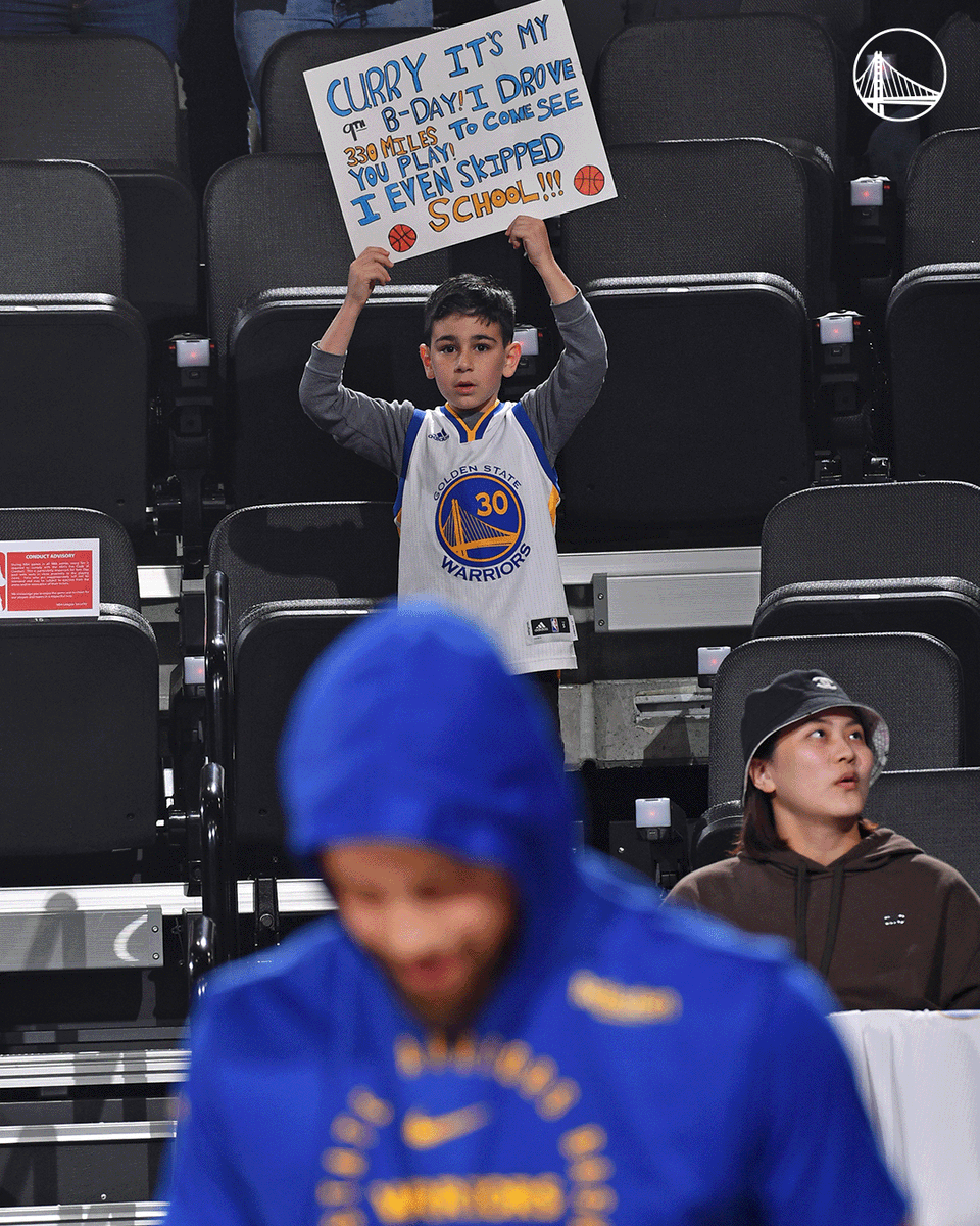 warriors's tweet photo. #DubNation is incredible 💛 https://t.co/b4CSWw72Yb